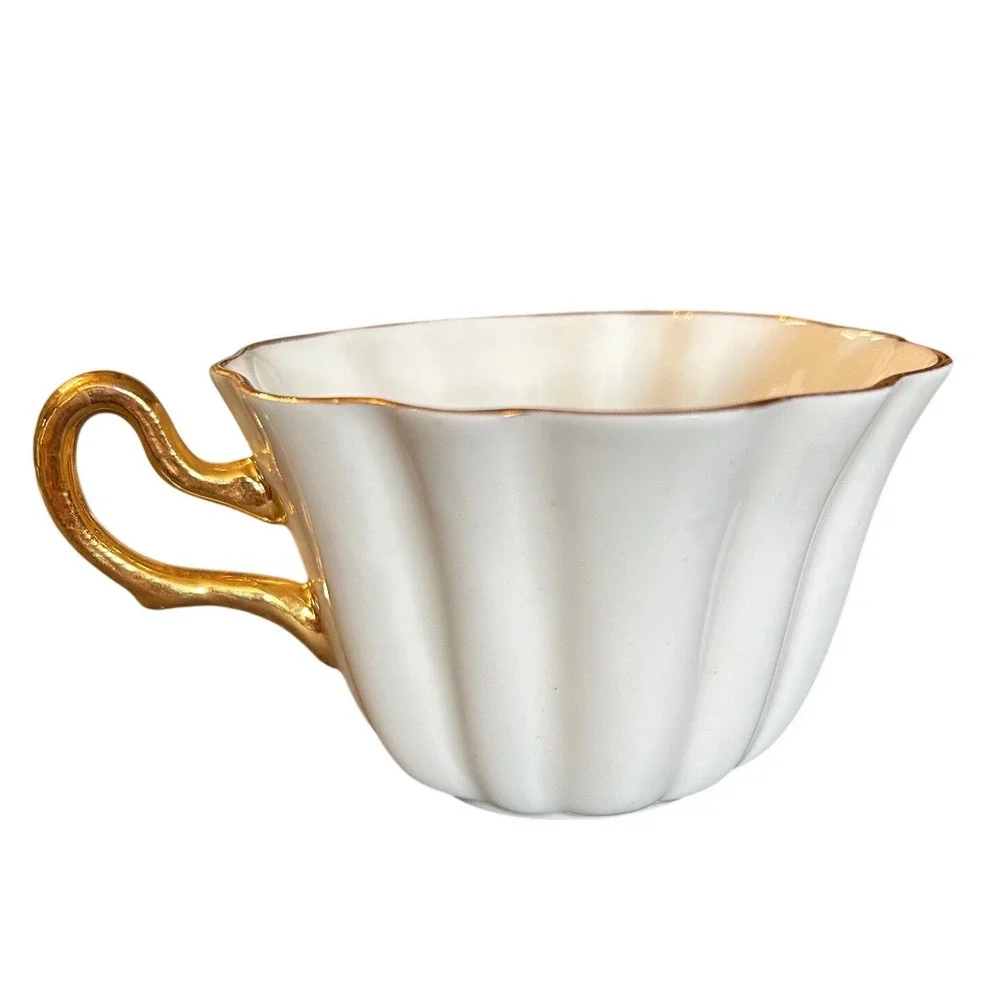 Royal Tara Fine Bone China Teacup Souvenir of Ireland Spinning Wheel‎ Shamrocks